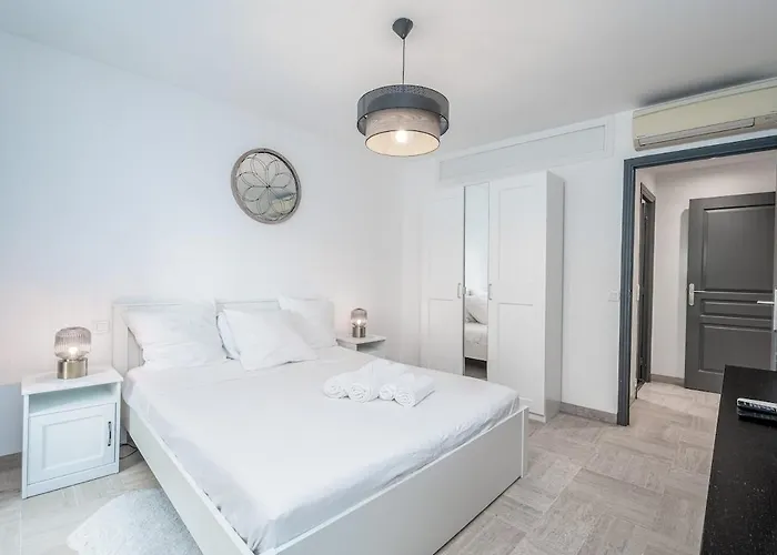 One-bedroom In Juan-les-pins Apartamento *
